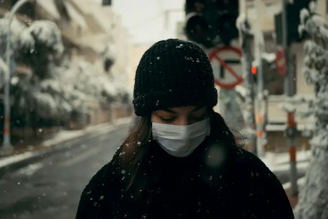 Persona abrigada en invierno